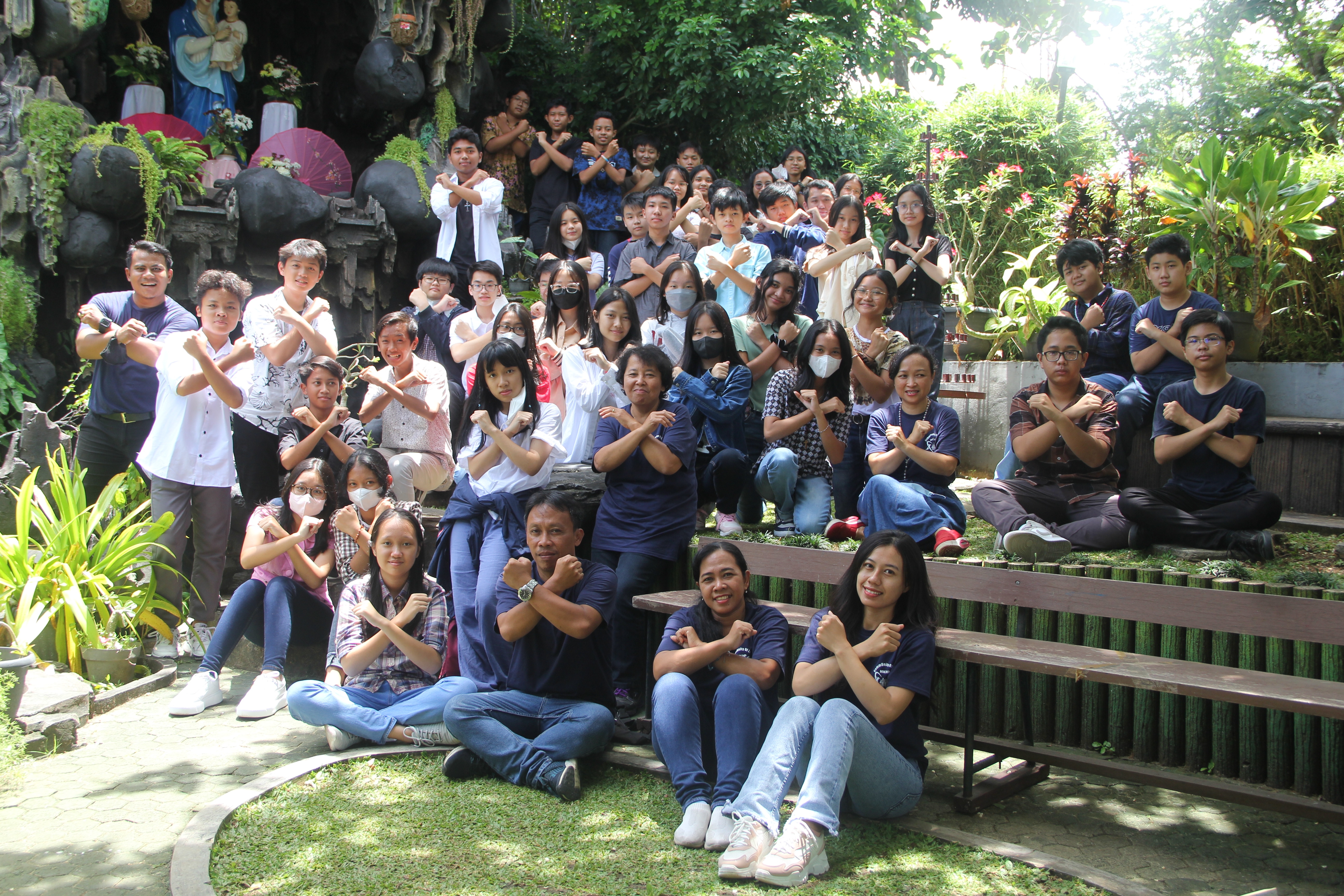 Ziarah SMP Xaverius 2 Ke Gua Maria Ngison Nando